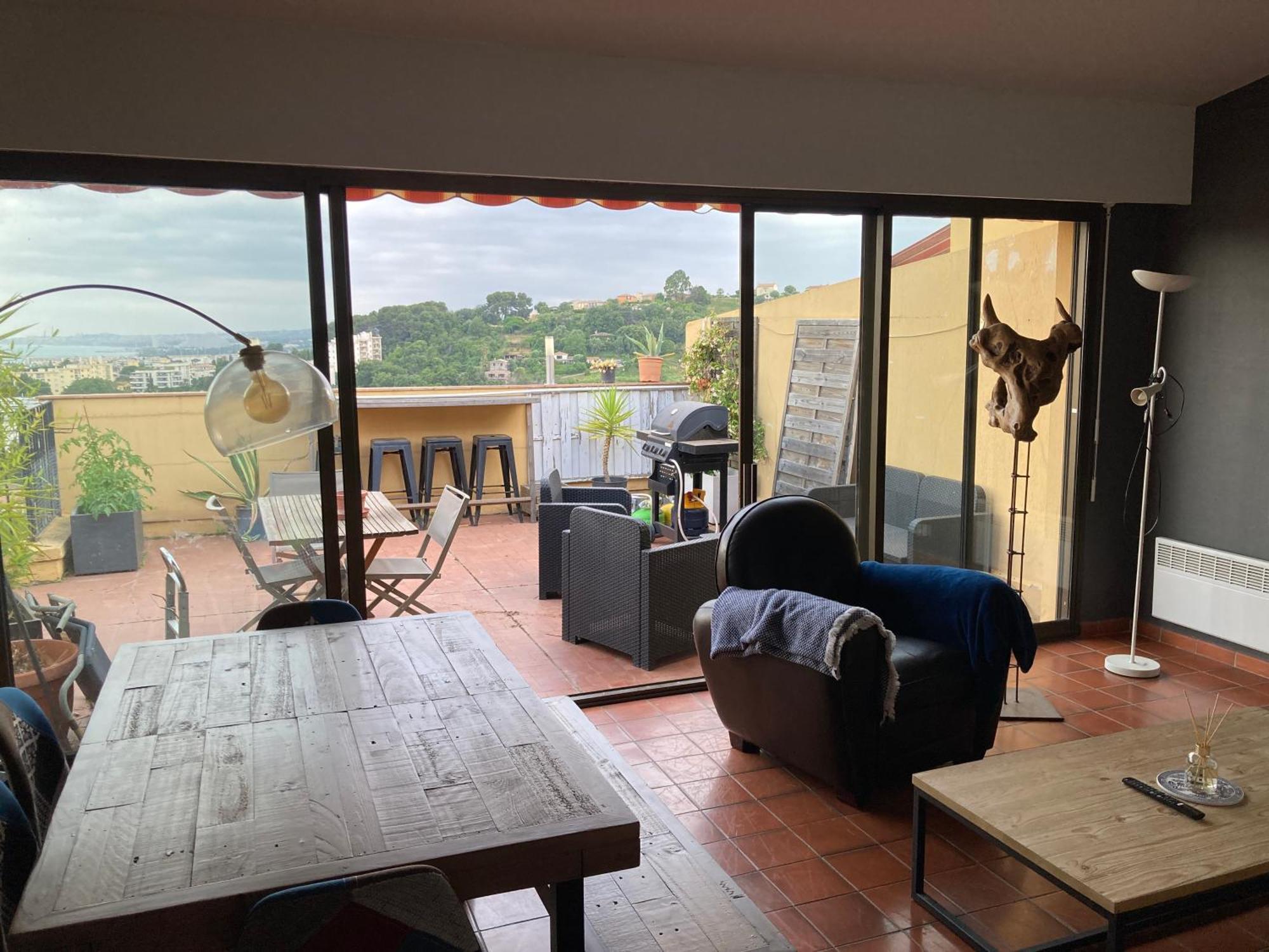 T2 Traversant Avec Une Grande Terrasse Et Piscine Cagnes-sur-Mer Esterno foto