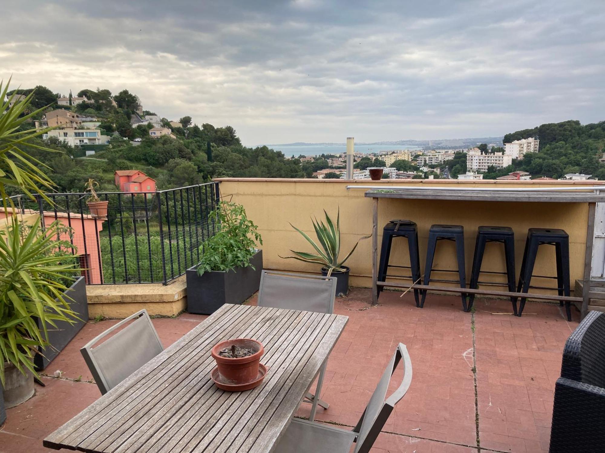 T2 Traversant Avec Une Grande Terrasse Et Piscine Cagnes-sur-Mer Esterno foto
