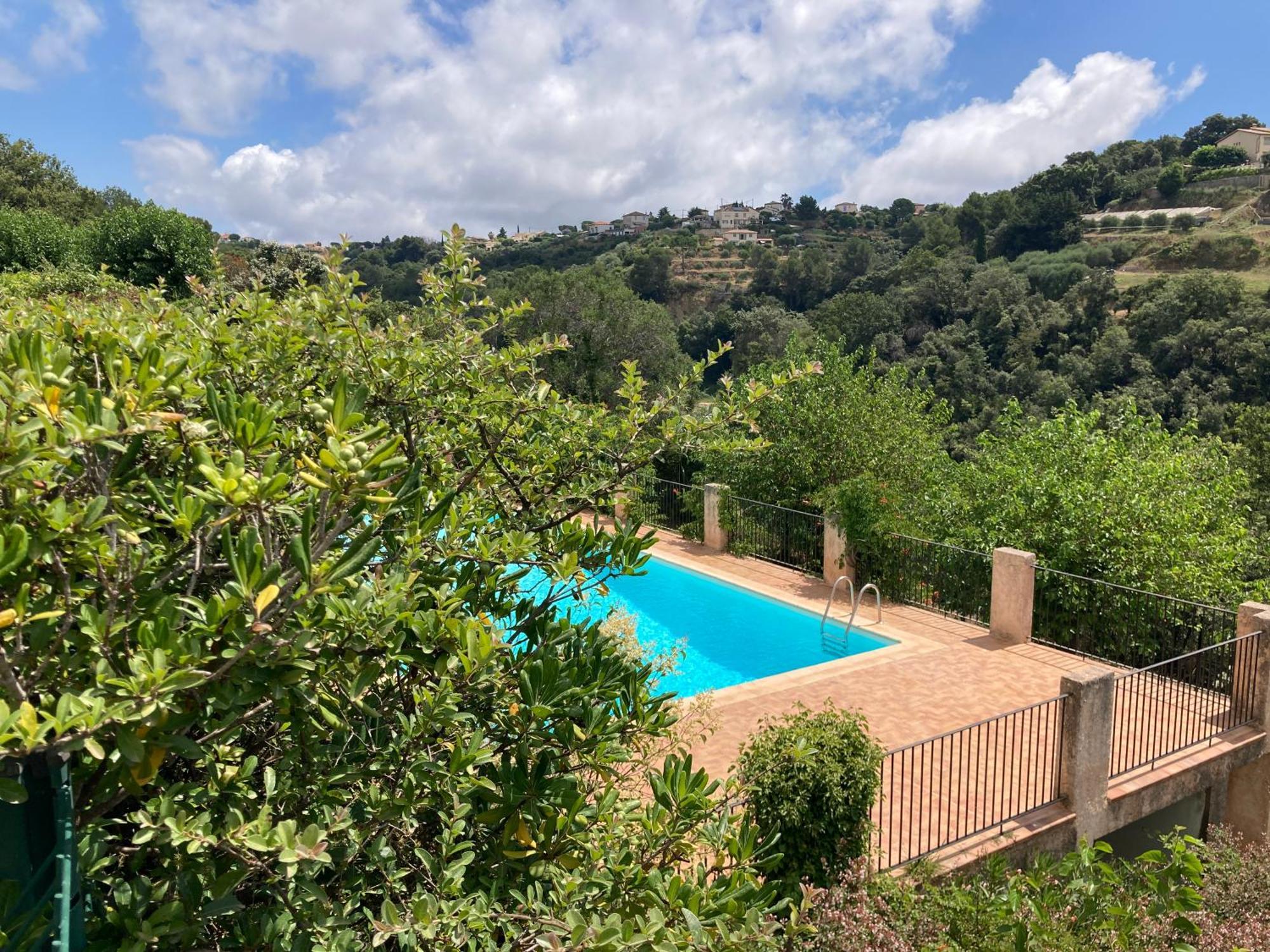 T2 Traversant Avec Une Grande Terrasse Et Piscine Cagnes-sur-Mer Esterno foto