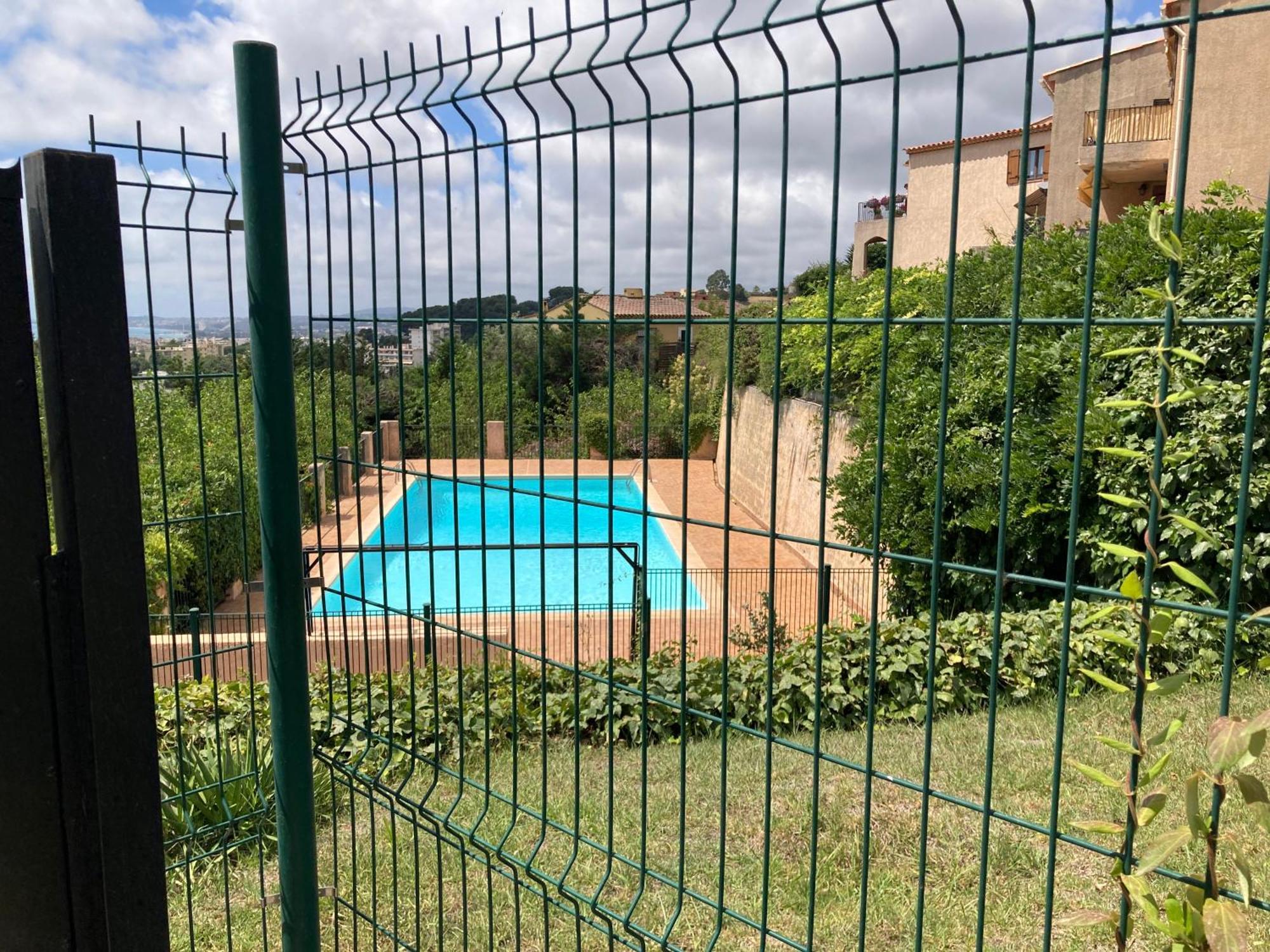 T2 Traversant Avec Une Grande Terrasse Et Piscine Cagnes-sur-Mer Esterno foto