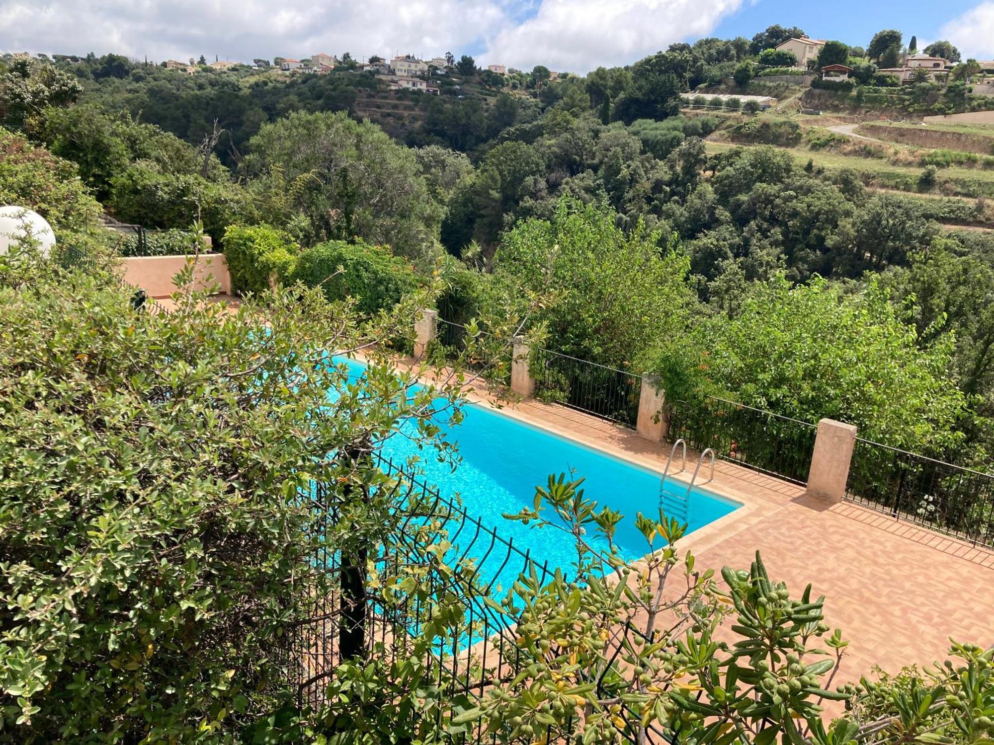 T2 Traversant Avec Une Grande Terrasse Et Piscine Cagnes-sur-Mer Esterno foto