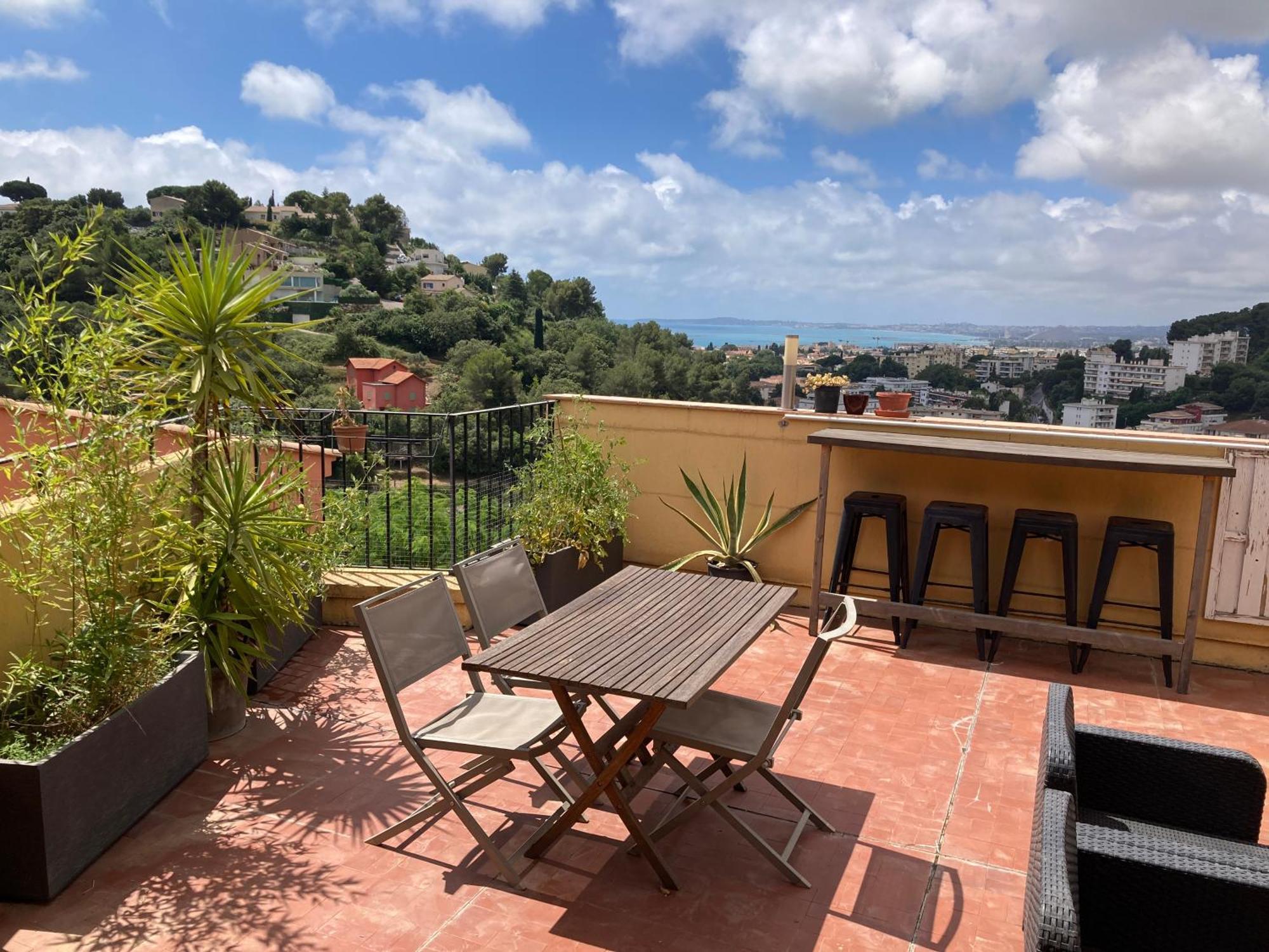 T2 Traversant Avec Une Grande Terrasse Et Piscine Cagnes-sur-Mer Esterno foto